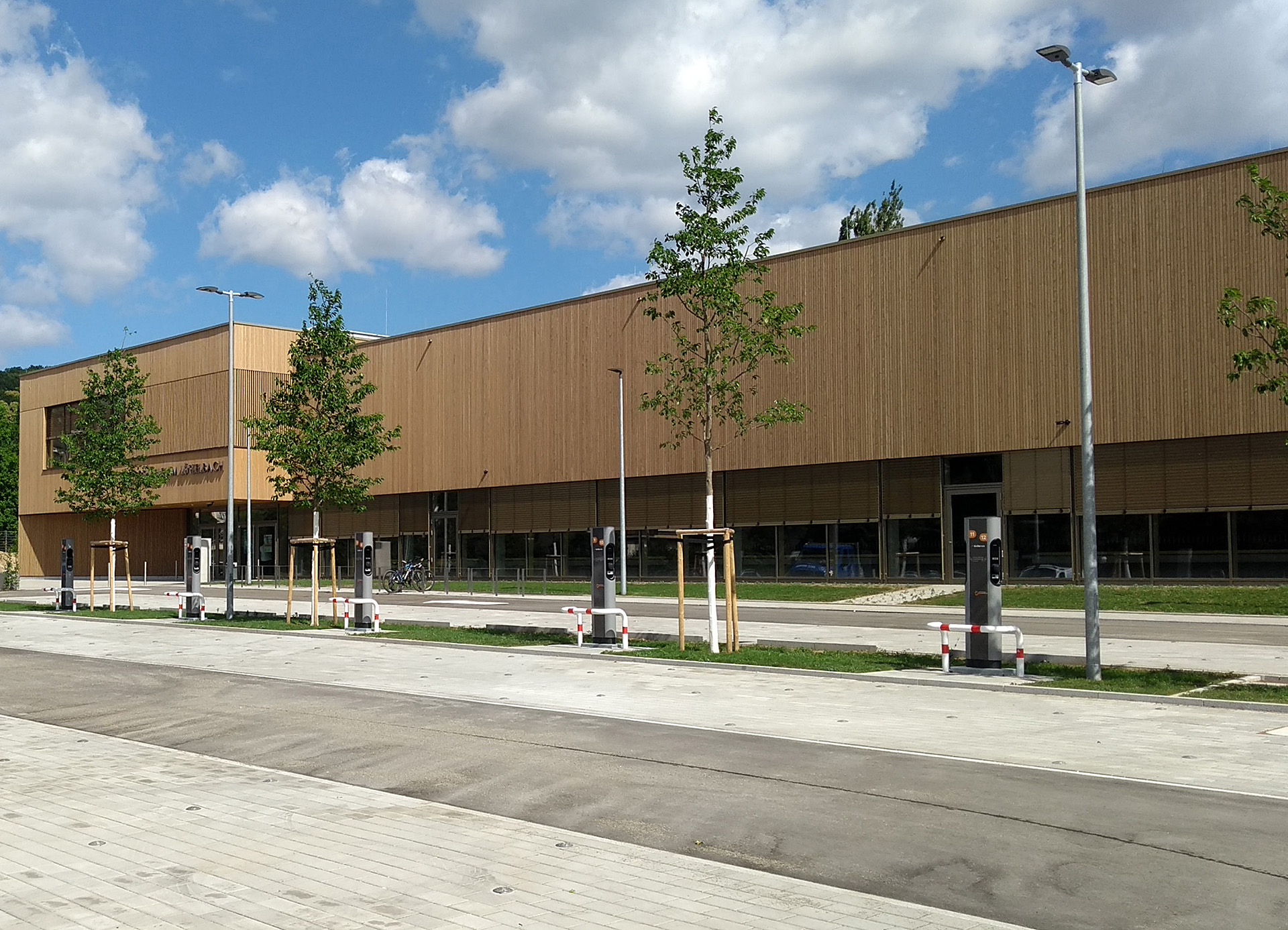 Innenansicht der Sporthalle am Lützelbach in Reichenbach an der Fils mit moderner Sportfläche; Elektrotechnik geplant von Kienle Beratende Ingenieure.
