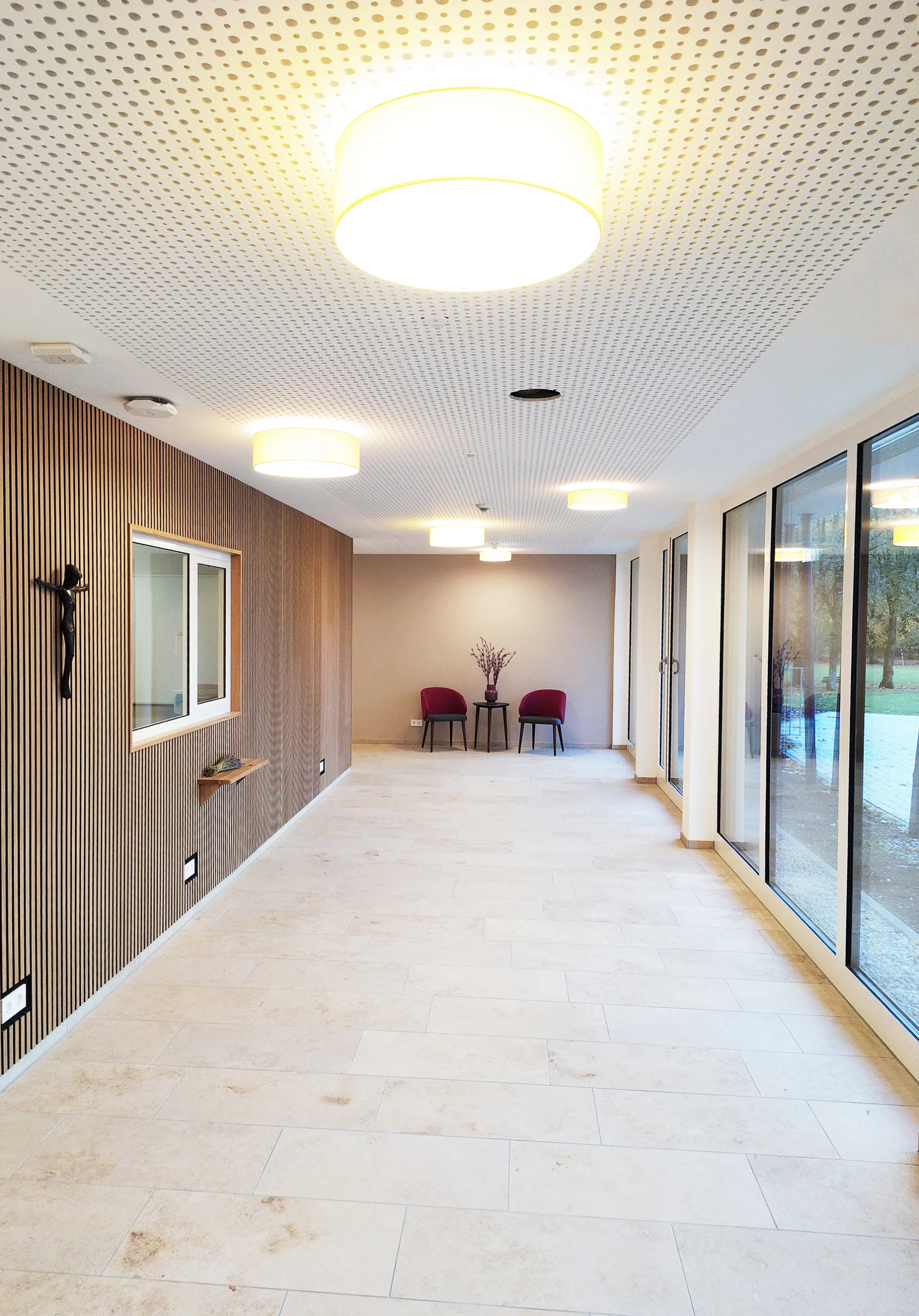 Moderner Wohnpark-Flur im Wohnpark St. Anna mit runden LED-Deckenleuchten und energieeffizienter Beleuchtung.