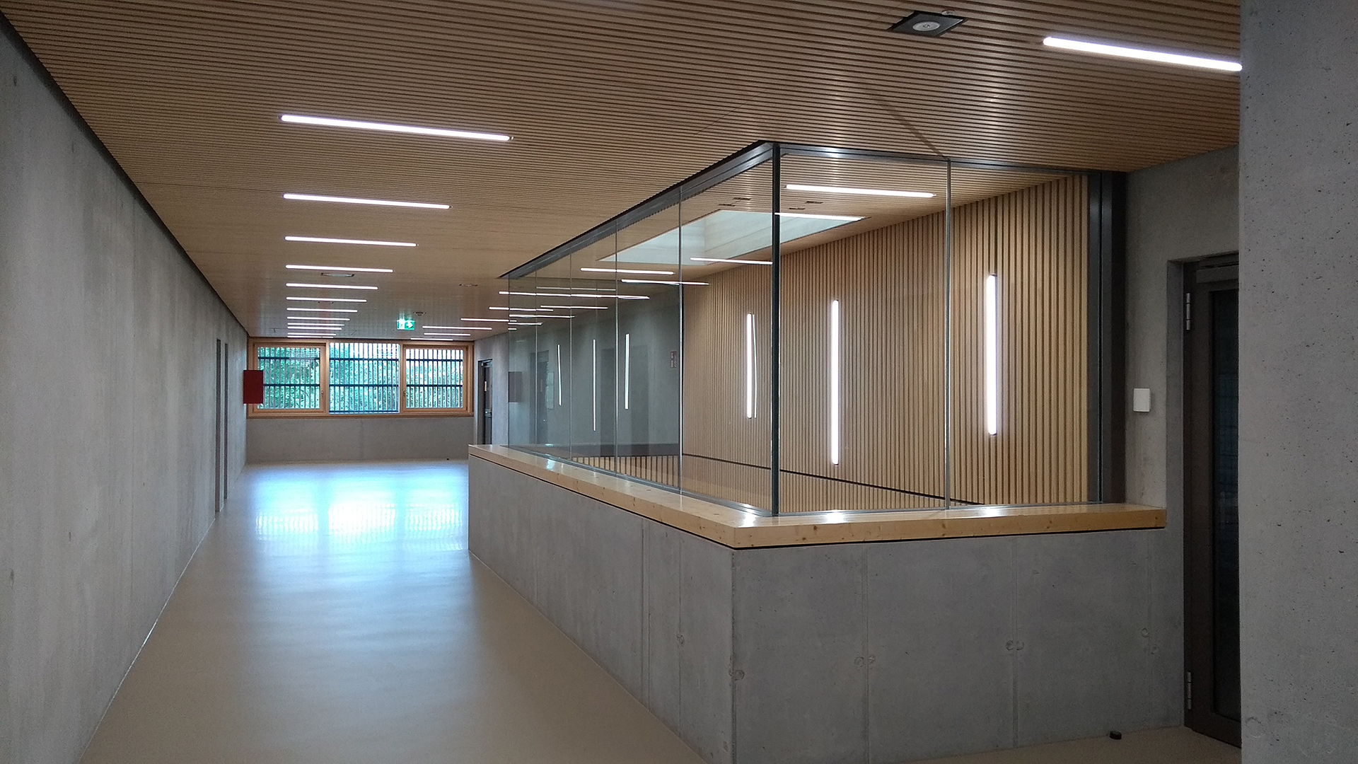 Das Foyer der Sporthalle am Lützelbach in Reichenbach an der Fils mit moderner Sportfläche; Elektrotechnik geplant von Kienle Beratende Ingenieure.