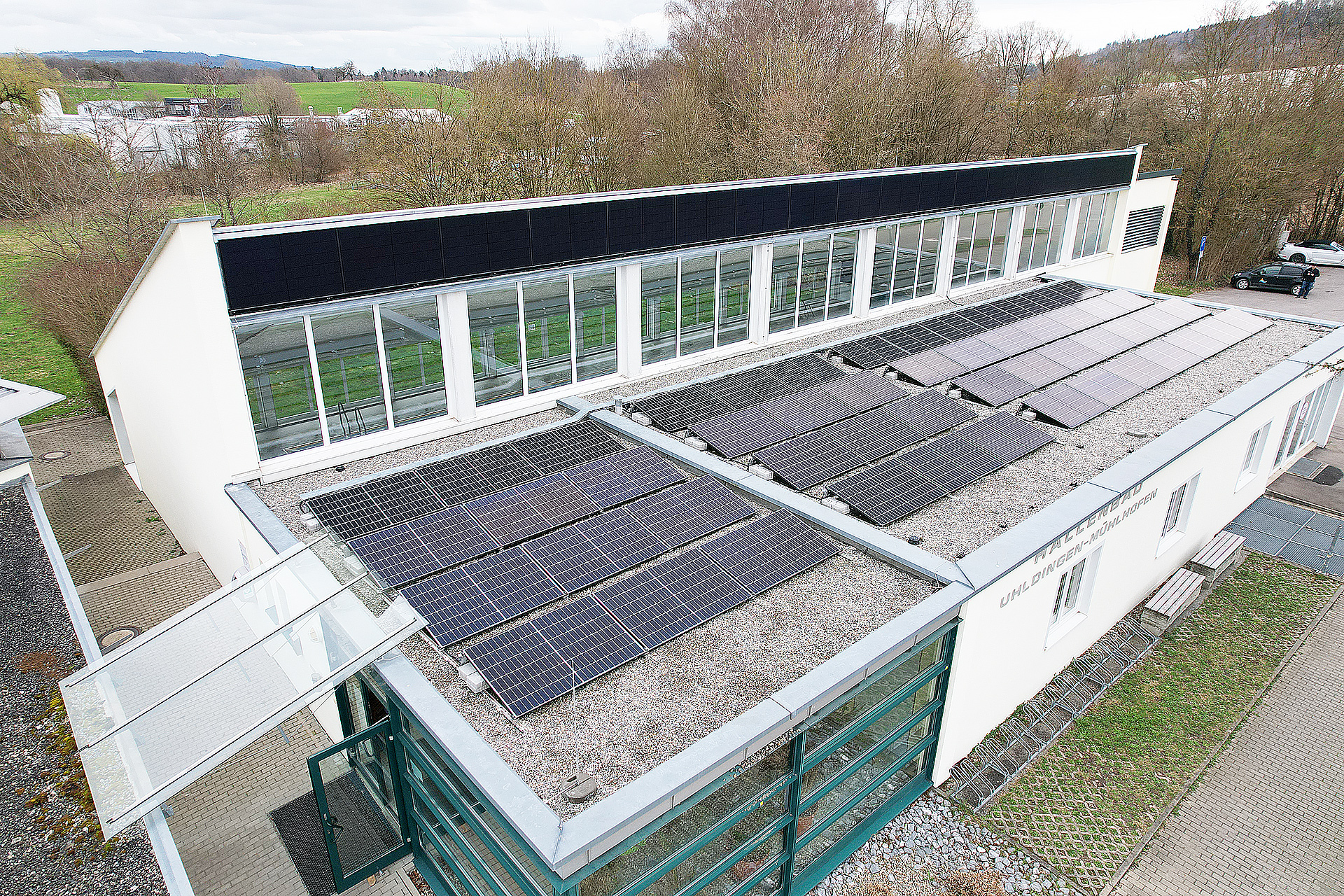 Gebäudeintegrierte Photovoltaikanlage an der Fassade und auf dem Dach des Hallenbads Uhldingen-Mühlhofen, geplant von Kienle Ingenieure