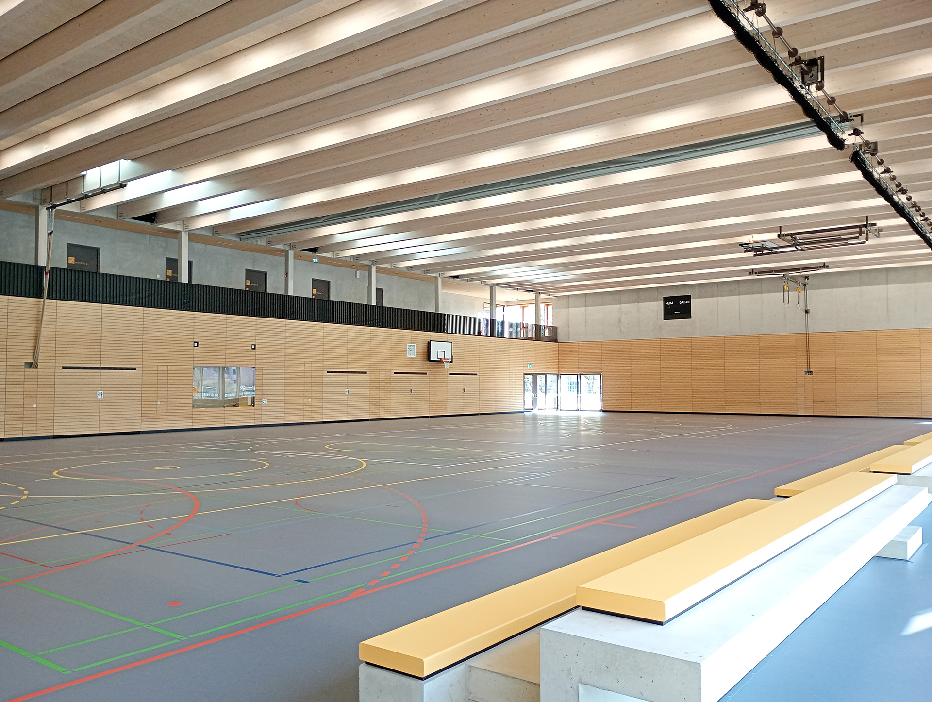 Innenansicht der Sporthalle am Lützelbach in Reichenbach an der Fils mit moderner Sportfläche; Elektrotechnik geplant von Kienle Beratende Ingenieure.