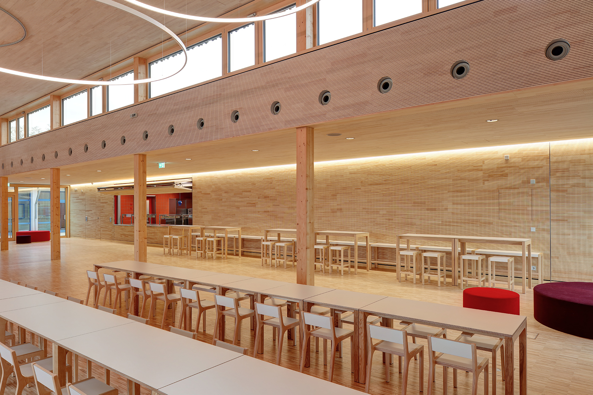 Moderne Außenansicht der Astrid-Lindgren-Schule und Jörg-Syrlin-Schule in Ulm nach der Sanierung der Elektrotechnik durch Kienle Ingenieure