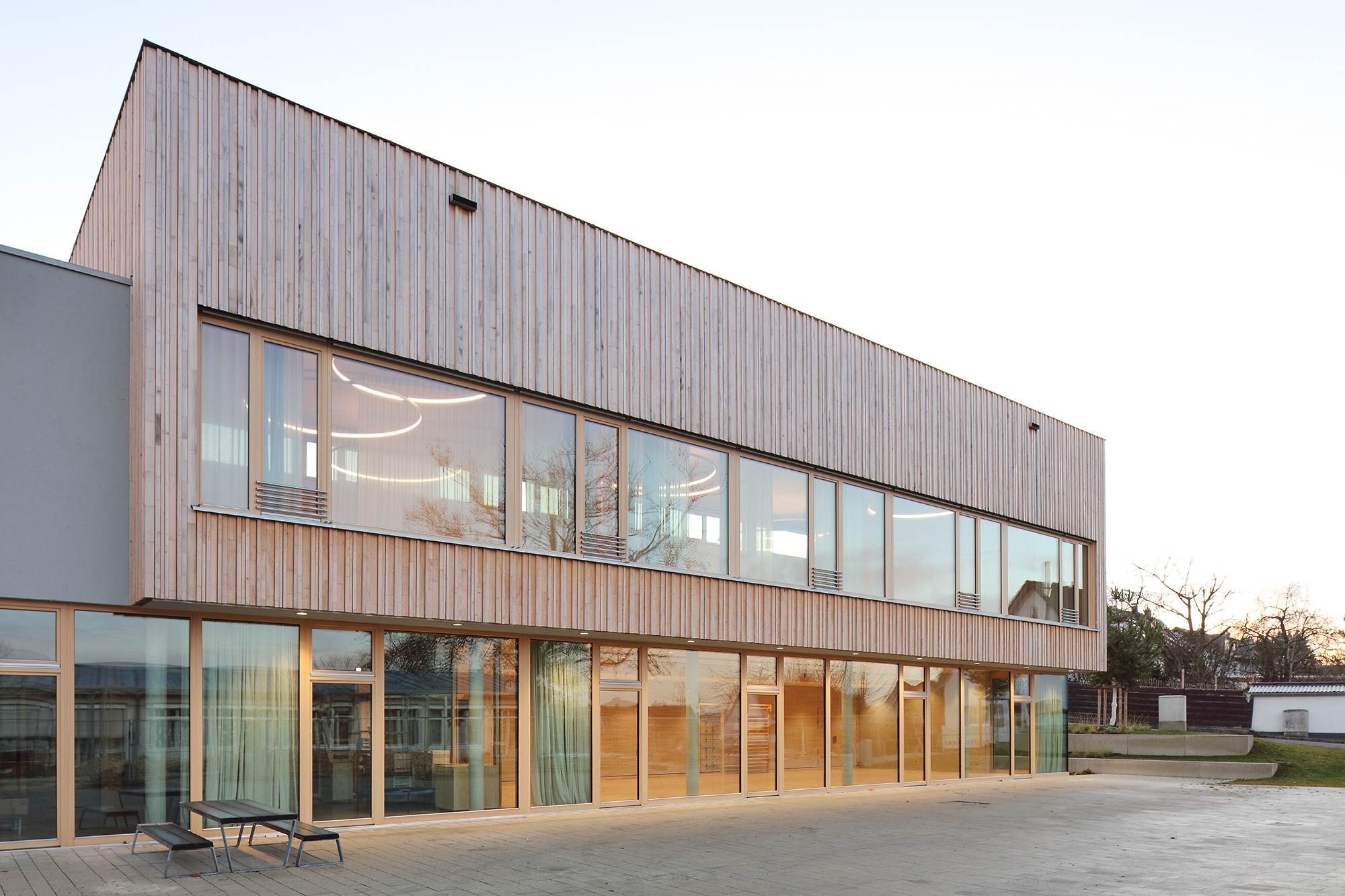 Moderne Außenansicht der Astrid-Lindgren-Schule und Jörg-Syrlin-Schule in Ulm nach der Sanierung der Elektrotechnik durch Kienle Ingenieure