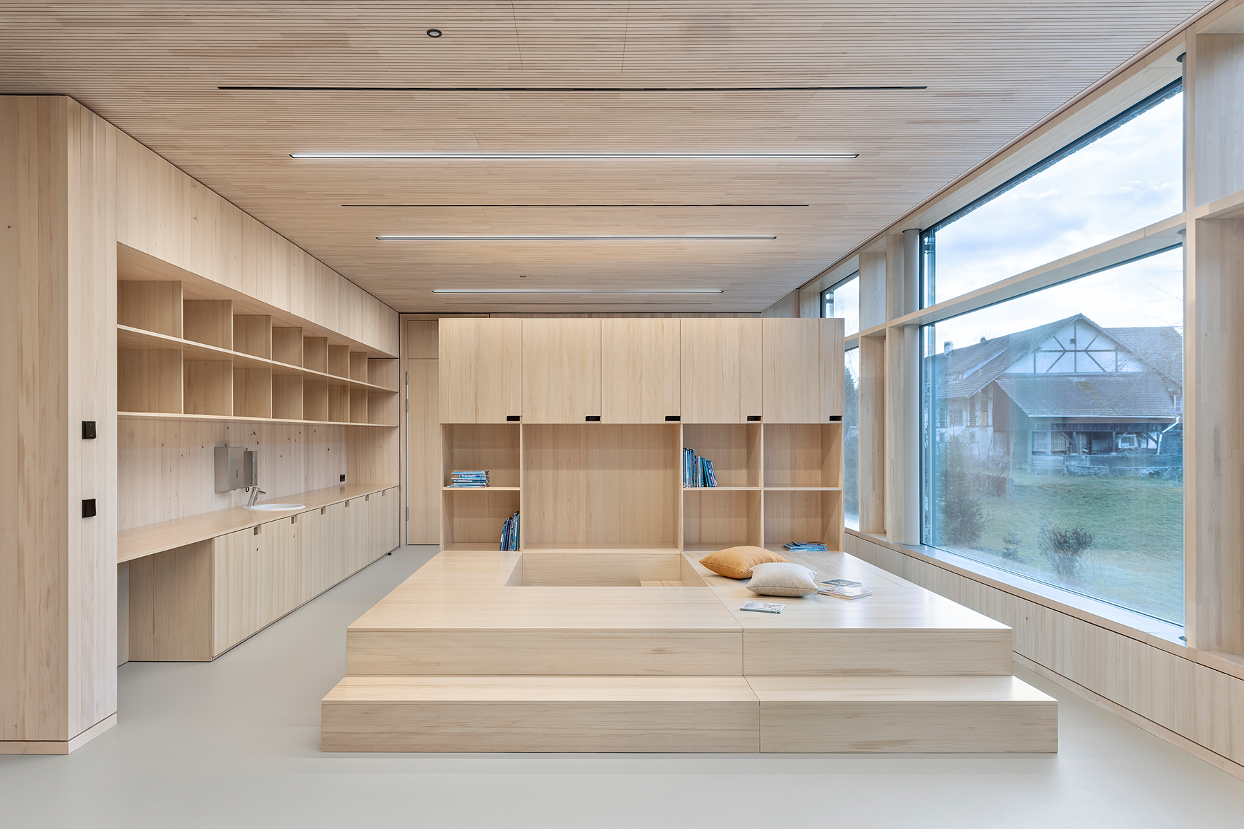 Neubau der Kindertagesstätte St. Clemens in Dogern mit moderner Holzfassade und großzügigen Fensterflächen.
