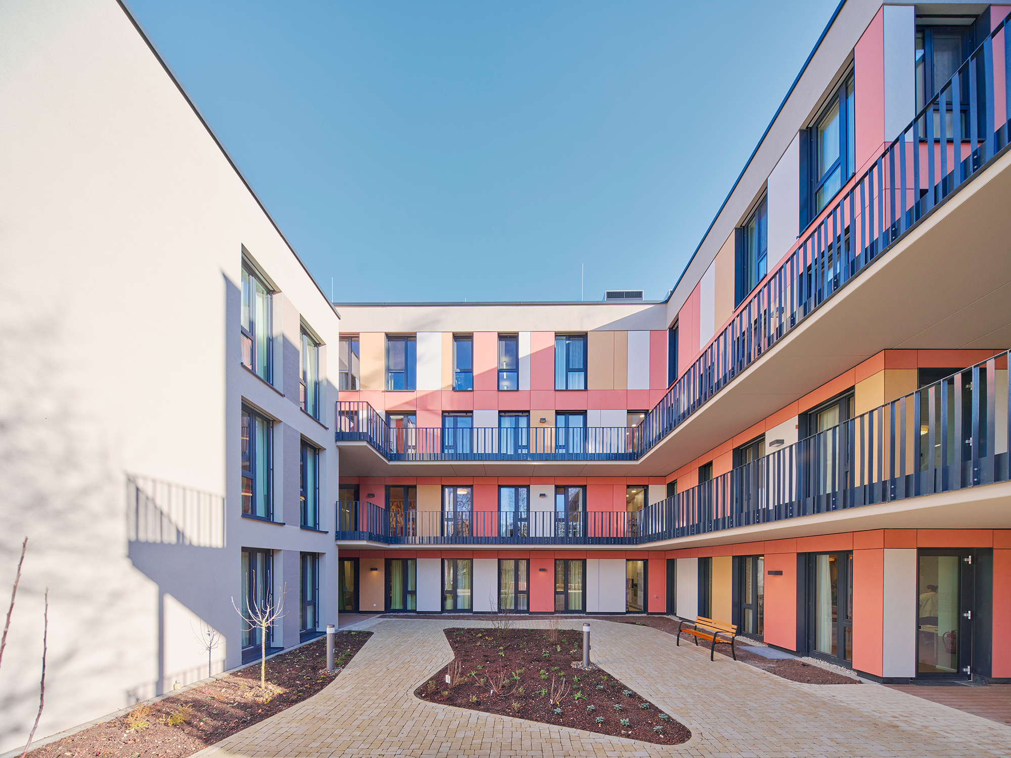 Wohnpark St. Anna – Außenansicht mit moderner Architektur und PV-Gründachanlage.