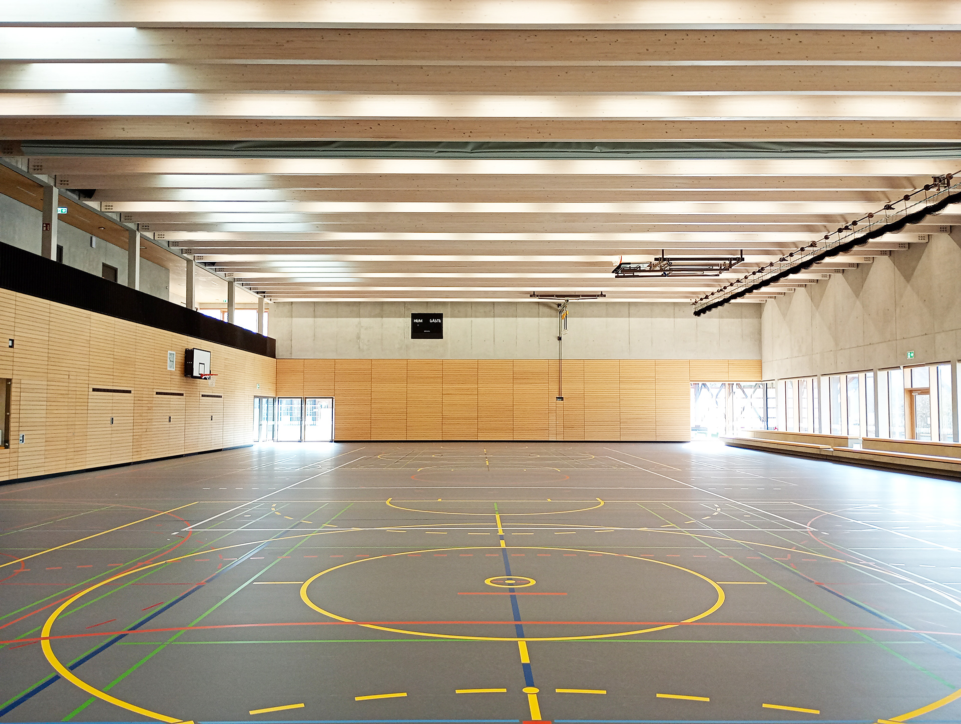 Innenansicht der Sporthalle am Lützelbach in Reichenbach an der Fils mit moderner Sportfläche; Elektrotechnik geplant von Kienle Beratende Ingenieure.