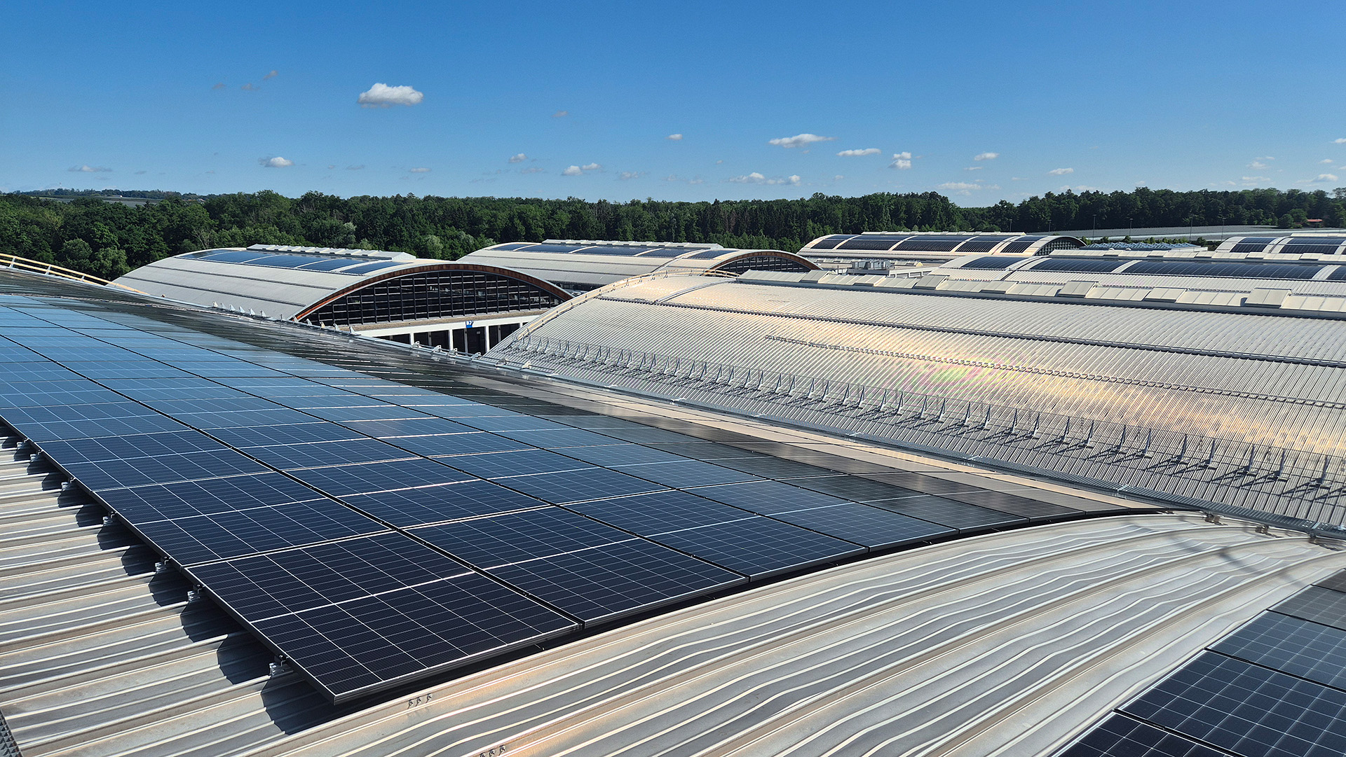 Photovoltaikanlage auf dem Messegelände Friedrichshafen – Elektrotechnik geplant und umgesetzt von der Kienle Beratende Ingenieure GmbH.